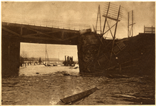 809773 Gezicht op het viaduct van het Kruispunt Beugen, tijdens de watersnood van 1926.